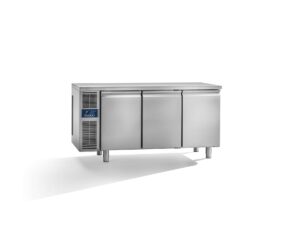 Studio54 Daiquiri Top Line GN1/1 H660 Kühltisch 3 Türen externes Aggregat – glatte Arbeitsplatte